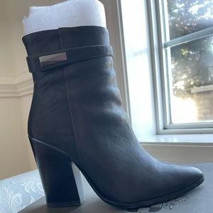 Size 7 black leather Vince Camuto booties